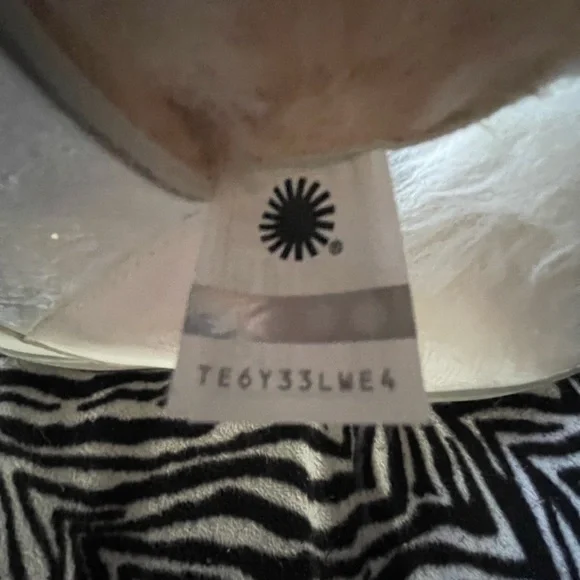 NWTinB UGG ISLEY WATERPROOF BOOTS WHITE SZ 9.5 RARE - Picture 7 of 12